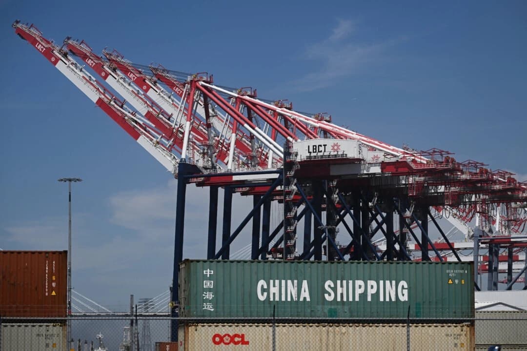 Un contenedor de carga de China Shipping apilado en el puerto de Long Beach, en Long Beach, California, el 10 de abril de 2025. (Patrick T. Fallon/AFP a través de Getty Images)