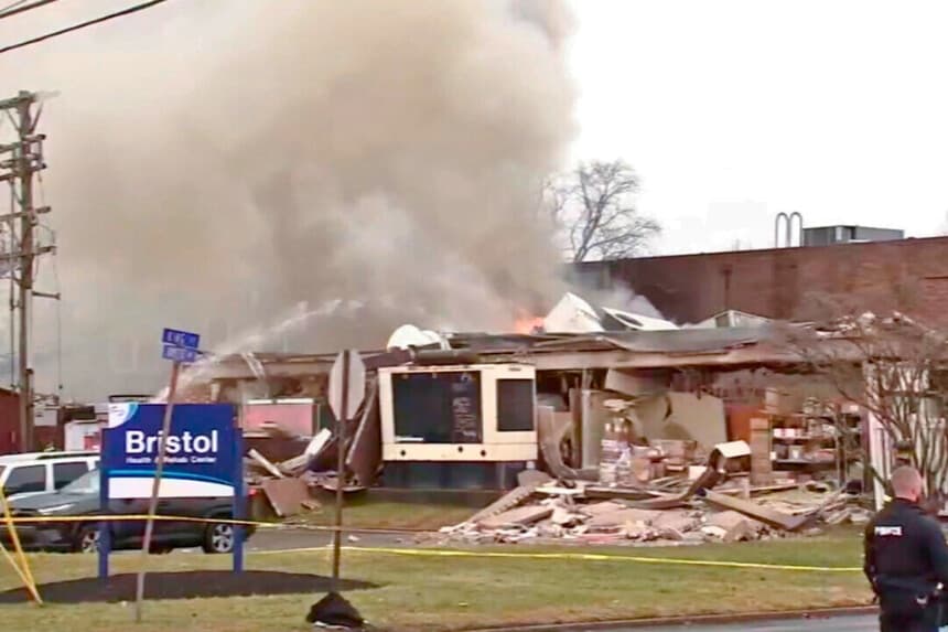 Los equipos de emergencia acuden al lugar del incendio tras una explosión en una residencia de ancianos en Bristol Township, Pensilvania, el 23 de diciembre de 2025. (WPVI-TV/6ABC vía AP).