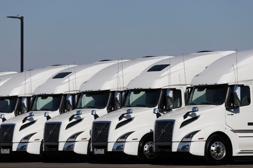 ICE detiene a 101 camioneros extranjeros ilegales en California
