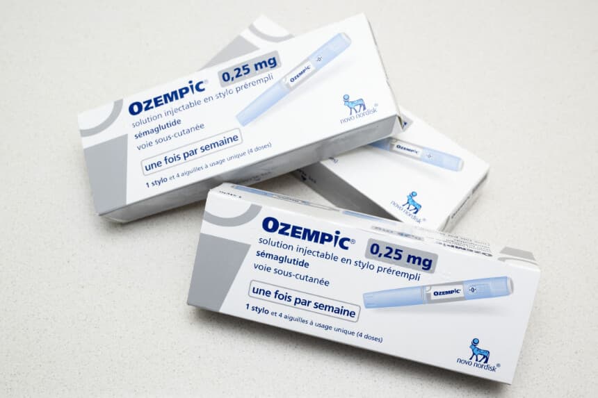 Esta fotografía, tomada el 23 de octubre de 2023, muestra cajas del medicamento Ozempic, un fármaco antidiabético inyectable, en una farmacia de Riedisheim, al este de Francia. (SEBASTIEN BOZON/AFP a través de Getty Images)