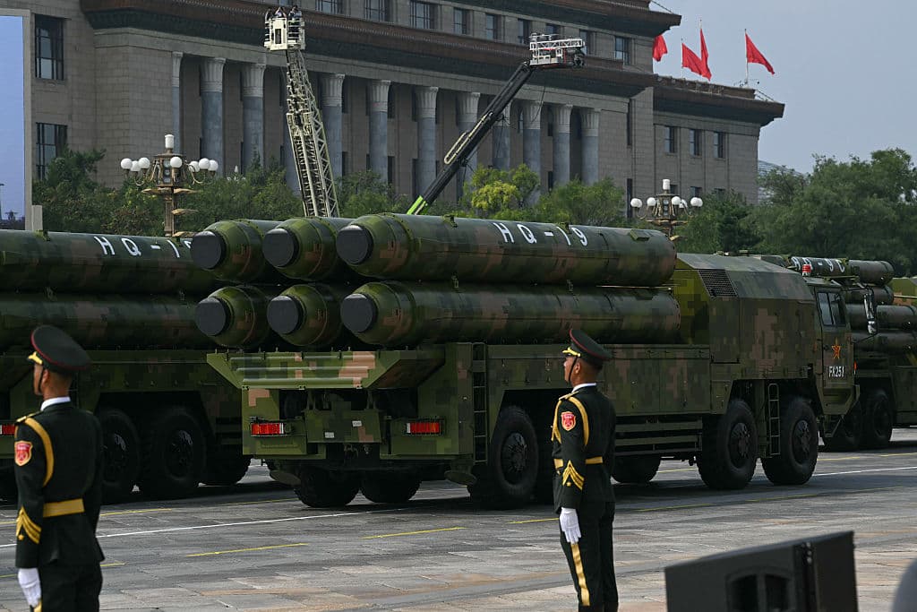 Misiles antibalísticos HQ-19 durante un desfile militar que conmemora el 80.º aniversario de la victoria sobre Japón y el fin de la Segunda Guerra Mundial, en la plaza de Tiananmen de Beijing, el 3 de septiembre de 2025. (Foto de GREG BAKER / AFP) (Foto de GREG BAKER/AFP a través de Getty Images)