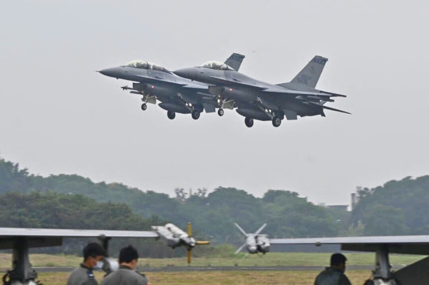 Dos cazas F-16V armados de fabricación estadounidense sobrevuelan una base aérea en Chiayi, al sur de Taiwán, el 5 de enero de 2022. (Sam Yeh/AFP vía Getty Images)