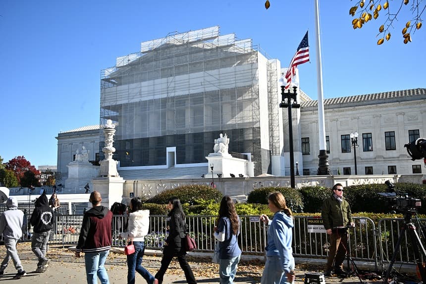 Personas pasan frente a la Corte Suprema de Estados Unidos en Washington, D.C., el 5 de noviembre de 2025. (MANDEL NGAN/AFP a través de Getty Images)