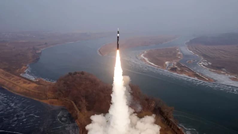 El líder norcoreano Kim Jong Un ordena mayor producción de misiles y proyectiles de artillería