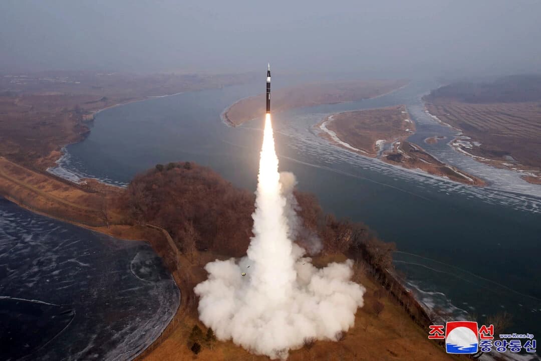 Una foto muestra lo que el régimen norcoreano describe como una prueba de fuego de un nuevo tipo de misil balístico hipersónico de alcance intermedio en un lugar no revelado de Corea del Norte el 6 de enero de 2025. (Agencia Central de Noticias de Corea/Servicio de Noticias de Corea vía AP)