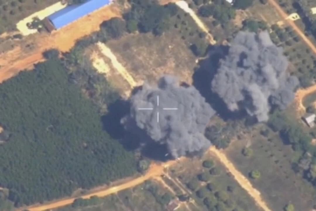 El humo se eleva tras lo que Tailandia calificó como ataques aéreos llevados a cabo en Camboya a lo largo de una zona fronteriza en disputa, en Preah Netr Preah, provincia de Banteay Meanchey, Camboya, en esta captura de pantalla tomada de un vídeo difundido el 15 de diciembre de 2025. Ejército Real Tailandés/Difusión vía Reuters.