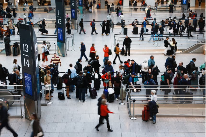 La gente se desplaza por la estación de tren Moynihan el 18 de diciembre de 2025 en la ciudad de Nueva York.(Spencer Platt/Getty Images)