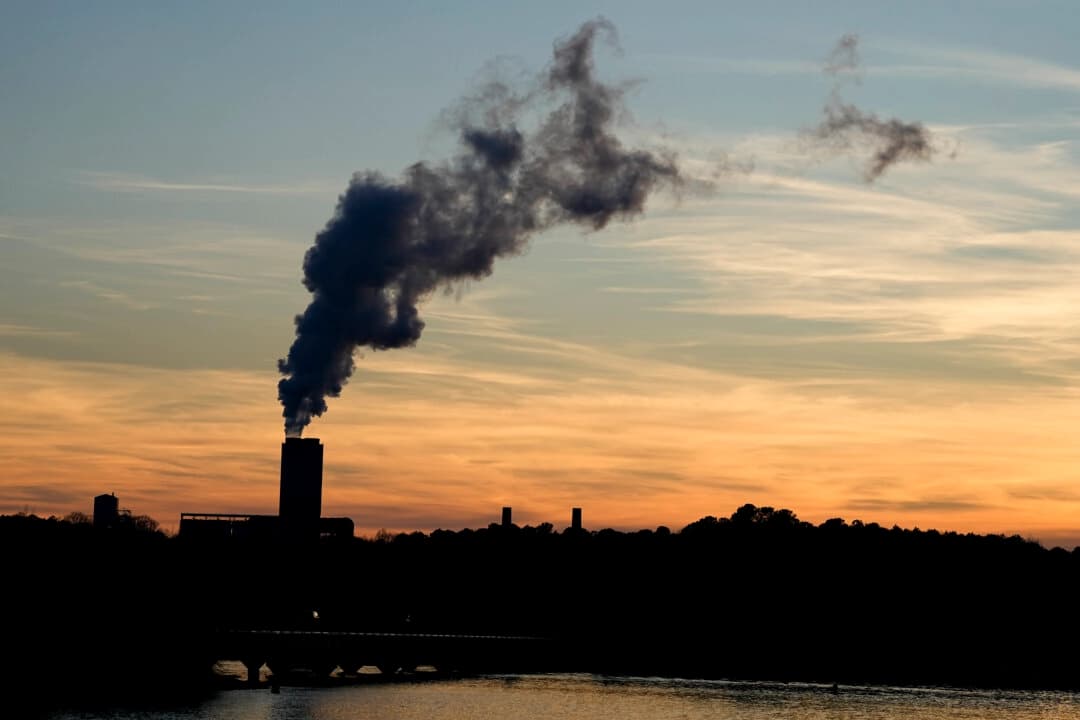 La central térmica de carbón Marshall Steam Station opera cerca de Mooresville, Carolina del Norte, el 3 de marzo de 2024. (Chris Carlson/AP Photo)