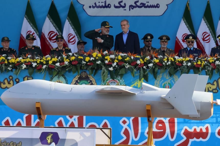 El presidente iraní, Masoud Pezeshkian (der.), y el comandante de la Fuerza Aeroespacial del Cuerpo de la Guardia Revolucionaria Islámica, Amir Ali Hajizadeh, observan la exhibición del nuevo dron iraní Shahed 136-B, el 21 de septiembre de 2024. (ATTA KENARE/AFP vía Getty Images)