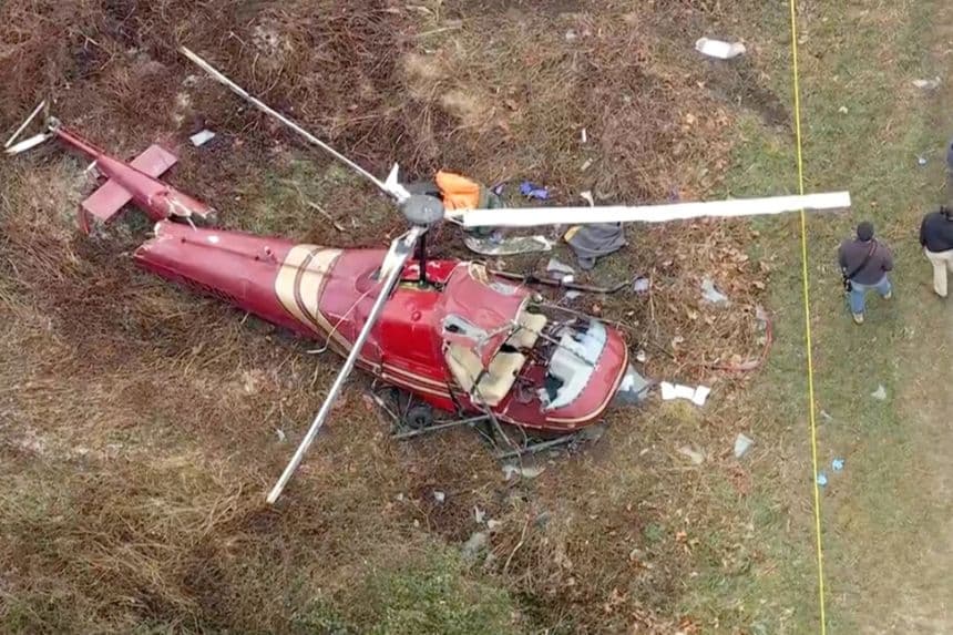 Las autoridades inspeccionan la escena después de que dos helicópteros se estrellaran en Hammonton, Nueva Jersey, el domingo 28 de diciembre de 2025. (WPVI-TV/6ABC vía AP)