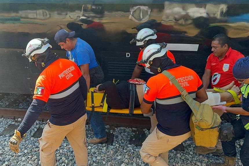 Miembros de Protección Civil rescatan a una mujer del tren Interoceánico que descarriló en Nizanda, estado de Oaxaca, en la ruta a Coatzacoalcos, México, el 28 de diciembre de 2025. (Rusvel RASGADO / AFP vía Getty Images)