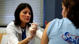 Pocas personas han recibido la vacuna actualizada contra el COVID-19, según los CDC