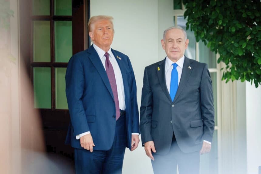 El presidente de Estados Unidos, Donald Trump, saluda al primer ministro israelí, Benjamin Netanyahu, en la Casa Blanca el 29 de septiembre de 2025. (Madalina Kilroy/The Epoch Times)
