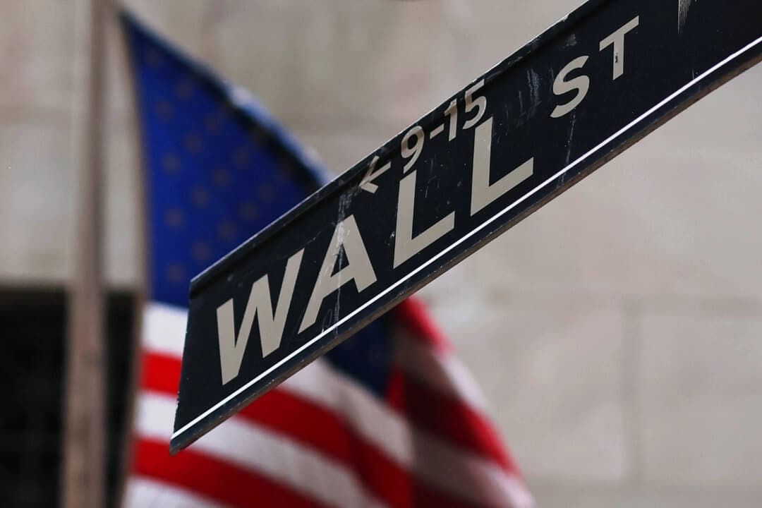 El letrero de Wall Street se ve fuera de la Bolsa de Nueva York el 11 de abril de 2025. (Michael M. Santiago/Getty Images)
