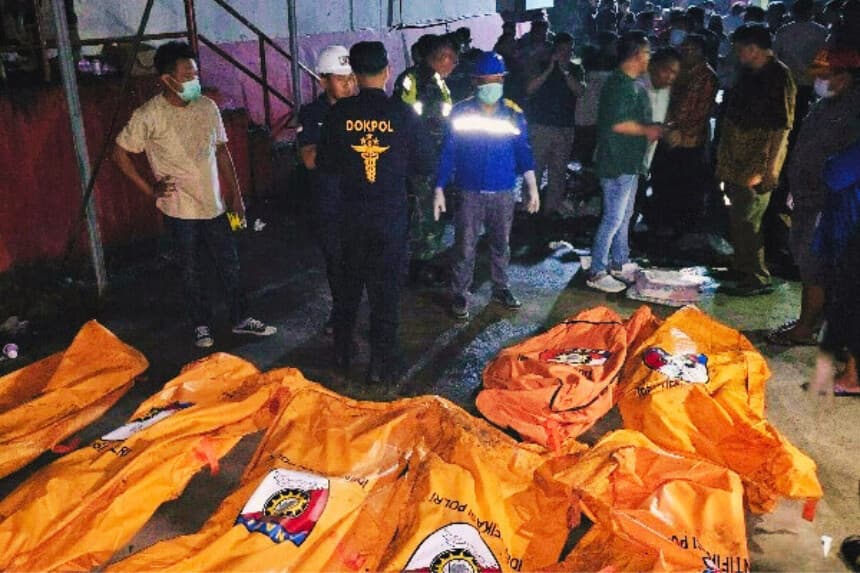 Bolsas para cadáveres con las víctimas de un incendio en una residencia de ancianos en Manado, provincia de Sulawesi Septentrional, Indonesia, el 29 de diciembre de 2025. (Policía Regional de Sulawesi Septentrional a través de AP)