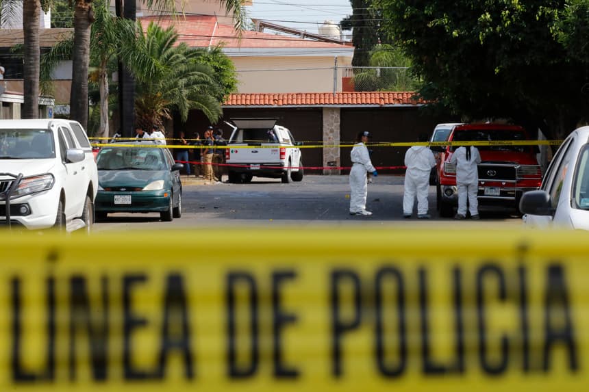 Integrantes de la Fiscalía del Estado de Jalisco trabajan en la zona de un tiroteo que dejó 3 personas fallecidas y cuatro heridas este lunes, en Zapopan, Jalisco, México. (EFE/ Francisco Guasco)