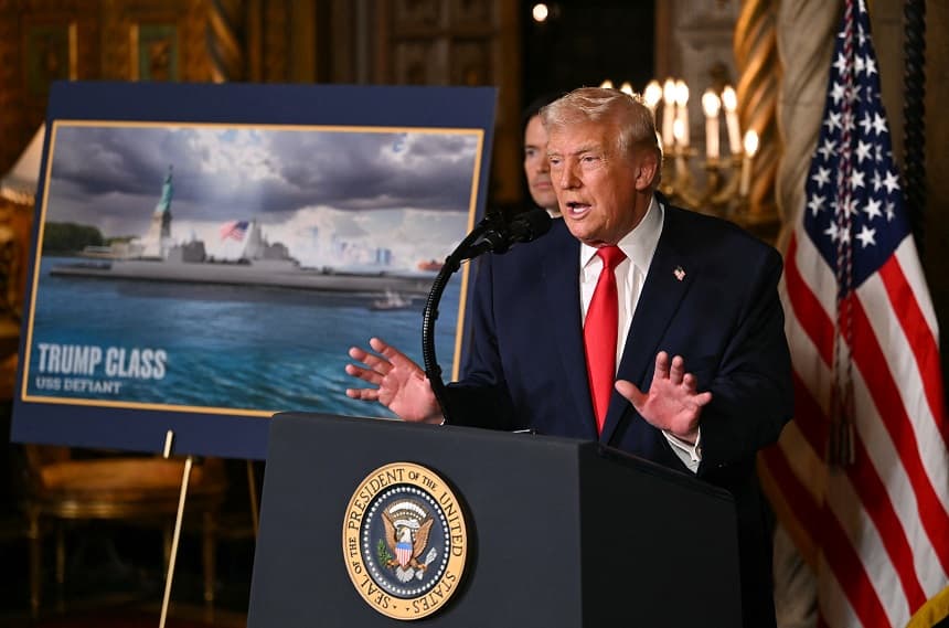 El secretario de Estado de Estados Unidos, Marco Rubio, observa mientras el presidente de los Estados Unidos, Donald Trump, habla tras anunciar la nueva iniciativa Golden Fleet de la Marina de Estados Unidos, en la que se presenta una nueva clase de buques de guerra, en Mar-a-Lago, Palm Beach, Florida, el 22 de diciembre de 2025. (ANDREW CABALLERO-REYNOLDS / AFP a través de Getty Images)