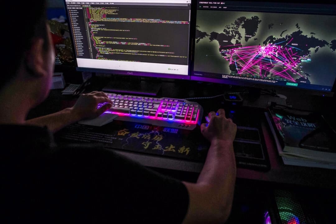 Un miembro del grupo de hackers Red Hacker Alliance utiliza un sitio web que monitorea los ciberataques globales en su computadora en su oficina de Dongguan, provincia de Guangdong, China, el 4 de agosto de 2020. (Nicolas Asfouri/AFP vía Getty Images)