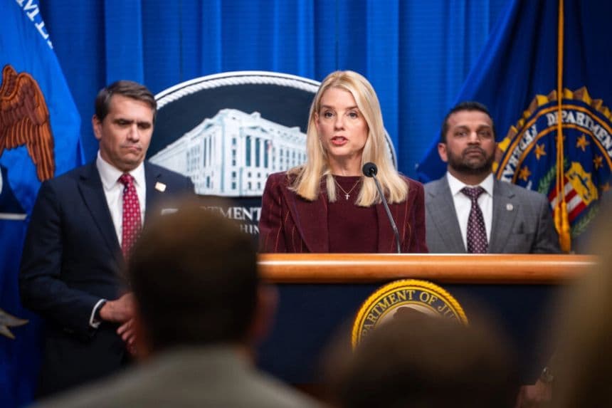 La fiscal general Pam Bondi habla durante una conferencia de prensa en el Departamento de Justicia de EE. UU. en Washington, el 19 de noviembre de 2025. (Madalina Kilroy/The Epoch Times)