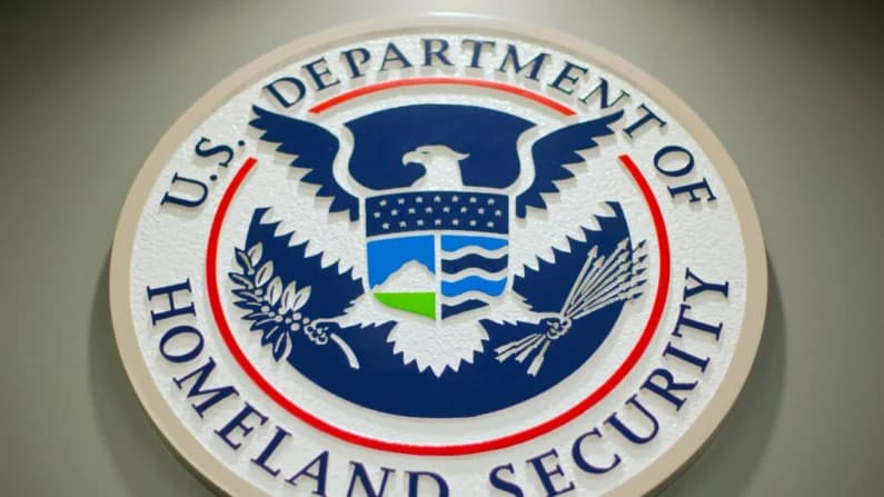Detienen a líder islámico de Milwaukee, acusado de fraude migratorio y antecedentes penales