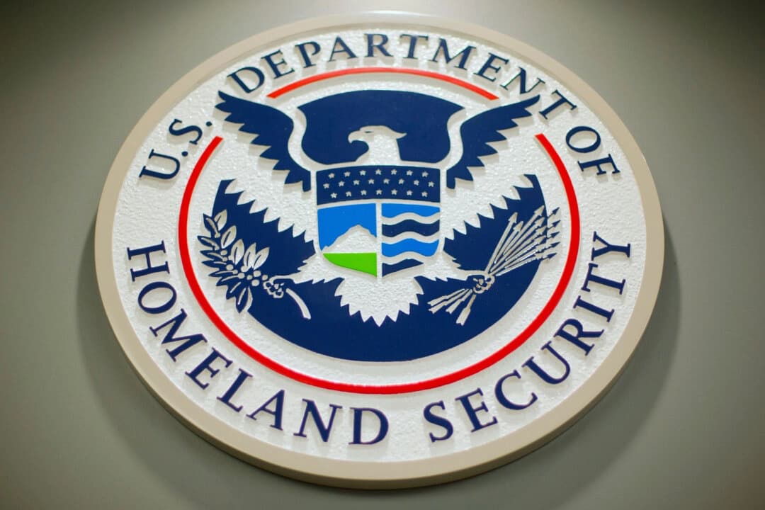 Un logotipo del Departamento de Seguridad Nacional durante una conferencia de prensa en Washington, el 25 de febrero de 2015. (Foto AP/Pablo Martínez Monsivais, Archivo)