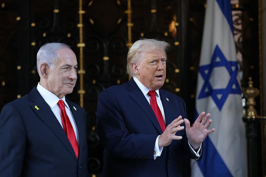El presidente de Estados Unidos, Donald Trump, habla con los medios de comunicación mientras da la bienvenida al primer ministro israelí, Benjamin Netanyahu, a su club Mar-a-Lago el 29 de diciembre de 2025 en Palm Beach, Florida. (Joe Raedle/Getty Images)