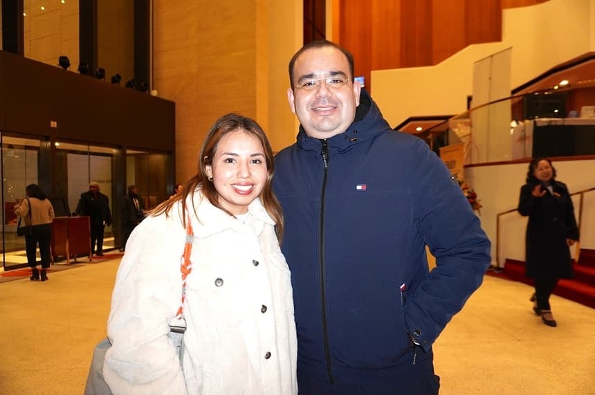 Vicky Ruelas y Víctor Ortega en la representación de Shen Yun Performing Arts en el Jones Hall for the Performing Arts el 29 de diciembre de 2025. (Sherry Dong/The Epoch Times)