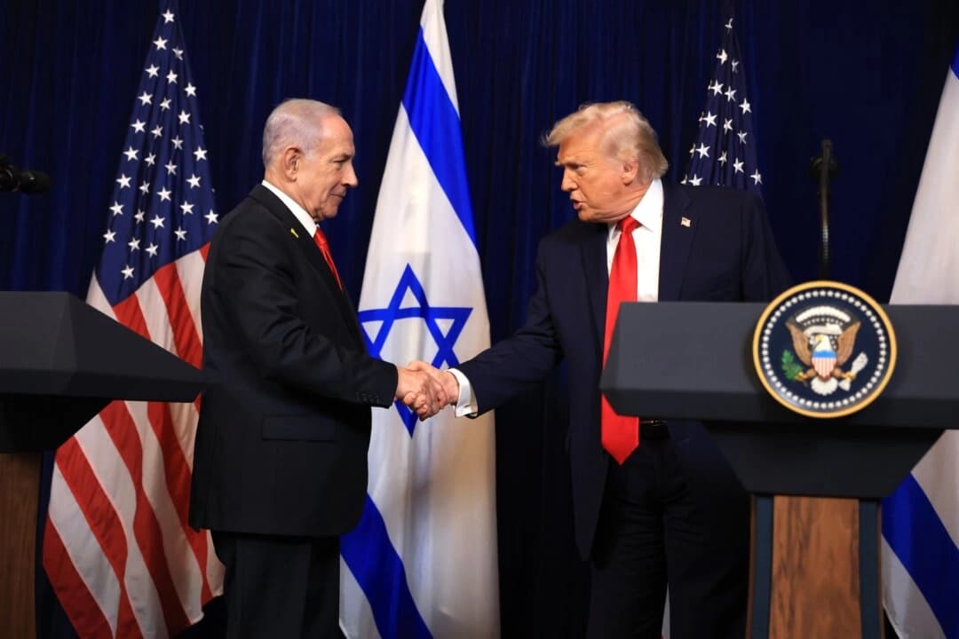 El presidente Donald Trump estrecha la mano del primer ministro israelí, Benjamin Netanyahu, durante una rueda de prensa en el club Mar-a-Lago de Trump, en Palm Beach, Florida, el 29 de diciembre de 2025. (Joe Raedle/Getty Images)