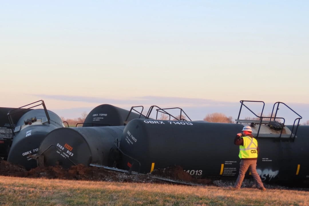 Personal de emergencia trabaja en el lugar del descarrilamiento de un tren CSX en el condado de Todd, Kentucky, el 30 de diciembre de 2025. (WEKT vía AP)