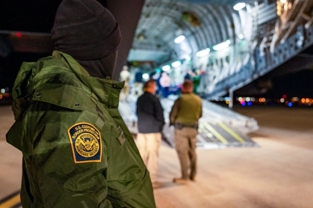 Un agente de Aduanas y Protección Fronteriza de EE. UU. observa cómo se suben inmigrantes ilegales a un avión en el Aeropuerto Internacional de Tucson en Tucson, Arizona, el 23 de enero de 2025. (Aviador sénior Devlin Bishop/DOD)