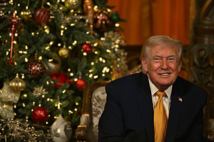El presidente de Estados Unidos, Donald Trump, en el club Mar-a-lago en Palm Beach, Florida, el 24 de diciembre de 2025. (ANDREW CABALLERO-REYNOLDS / AFP vía Getty Images)