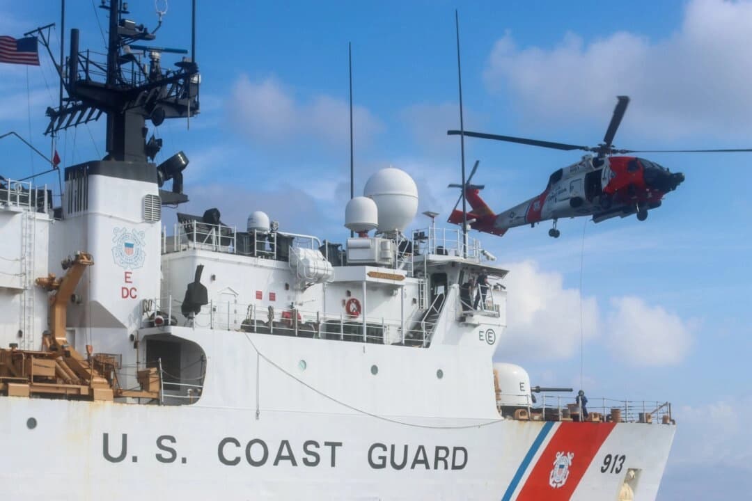 La tripulación del Cutter Mohawk (WMEC 913) de la Guardia Costera de EE. UU. y la tripulación de un helicóptero MH-60 Jayhawk de la Guardia Costera realizan ejercicios de entrenamiento en el Mar Caribe, el 15 de julio de 2025. (Marinero Corrie Gill/Guardia Costera de EE. UU.).