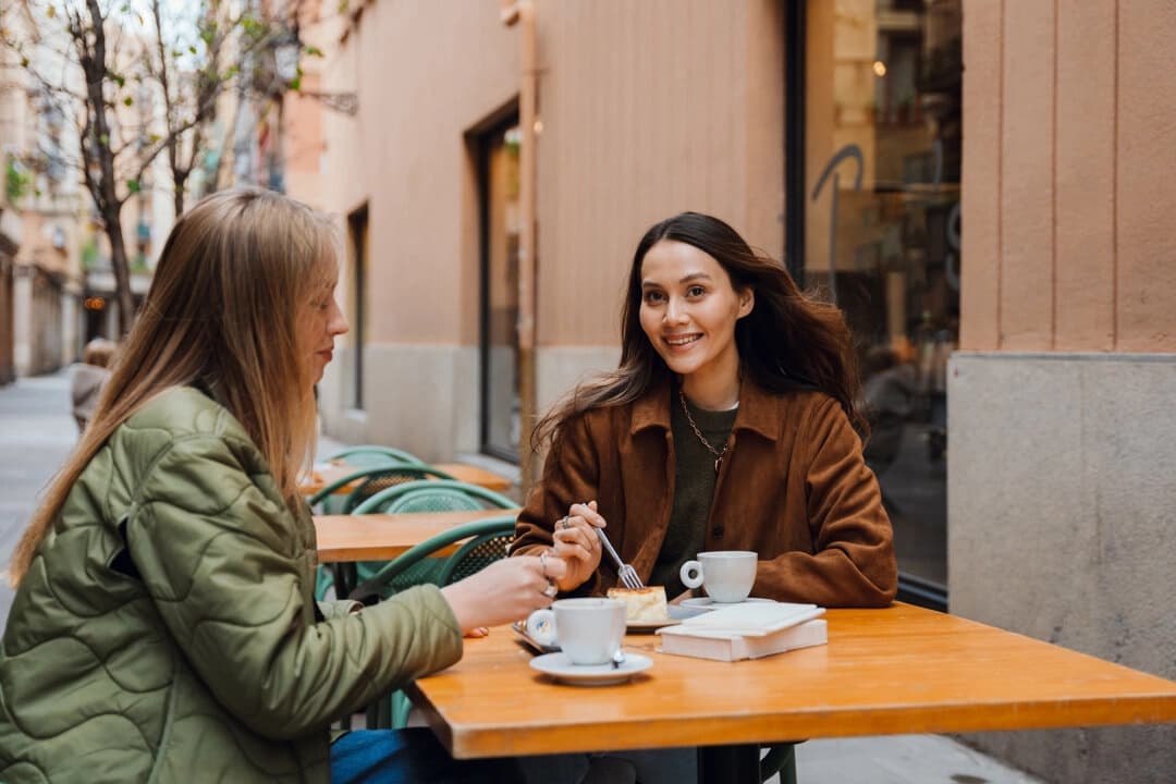 La conexión cara a cara sigue siendo fundamental para el bienestar emocional, la confianza y el sentido de permanencia. (Dean Drobot/Shutterstock)