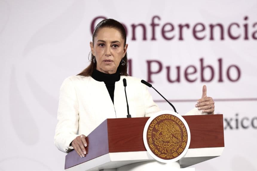 La presidenta de México, Claudia Sheinbaum, habla durante una rueda de prensa este viernes, en el Palacio Nacional de la Ciudad de México, México. (EFE/José Méndez)