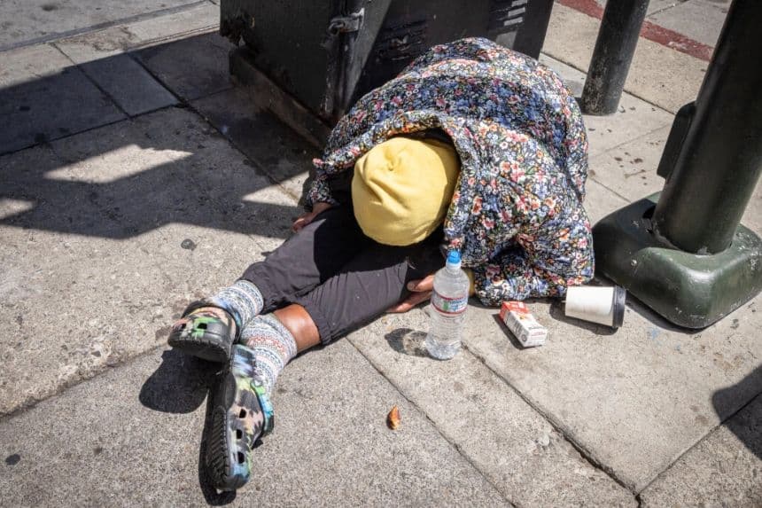 Una persona bajo los efectos de las drogas en el distrito Tenderloin de San Francisco, California, el 16 de mayo de 2024. (John Fredricks/The Epoch Times)