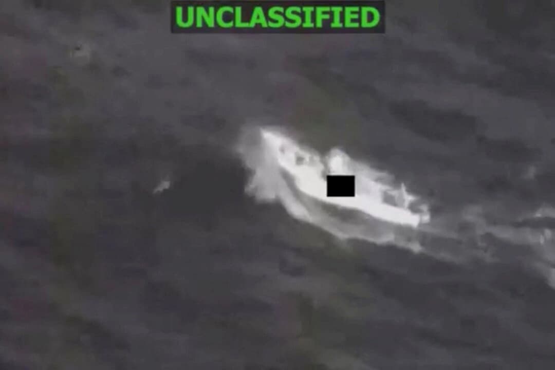 Una imagen fija publicada el 31 de diciembre de 2025 muestra lo que, según funcionarios estadounidenses, era una embarcación narcotraficante. (Comando Sur de EE. UU.)