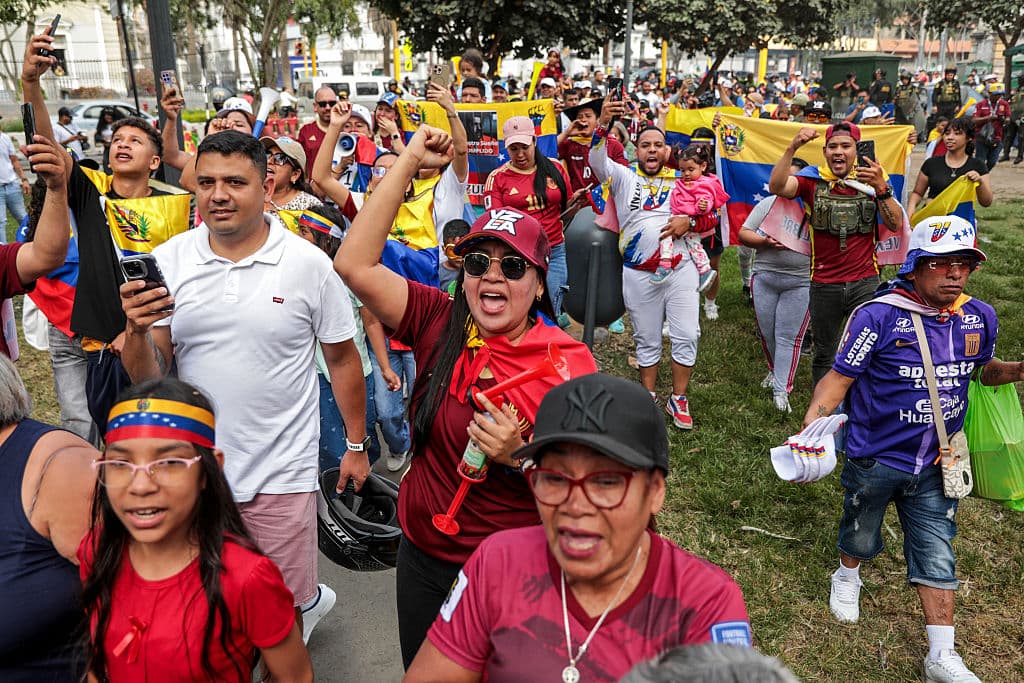 Venezolanos que viven en Perú celebran en el parque Miguel de Cervantes, cerca de la embajada venezolana en Lima, el 3 de enero de 2026, tras la captura del líder venezolano Nicolás Maduro por parte de las fuerzas estadounidenses. (Foto de Connie FRANCE / AFP a través de Getty Images)