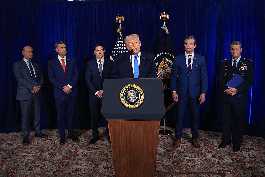 (De izq. a der.) El subjefe de Gabinete de la Casa Blanca y asesor de Seguridad Nacional, Stephen Miller; el director de la CIA, John Ratcliffe; el secretario de Estado de EE. UU., Marco Rubio; el secretario de Guerra, Pete Hegseth; y el jefe del Estado Mayor Conjunto, Dan Caine, escuchan al presidente estadounidense, Donald Trump, dirigirse a los reporteros durante una conferencia de prensa en Mar-a-Lago el 3 de enero de 2026 en Palm Beach, Florida. El presidente Trump confirmó que el ejército estadounidense llevó a cabo un ataque a gran escala en Caracas durante la noche, que resultó en la captura del líder venezolano Nicolás Maduro y su esposa, Cilia Flores. (Foto de Joe Raedle/Getty Images)