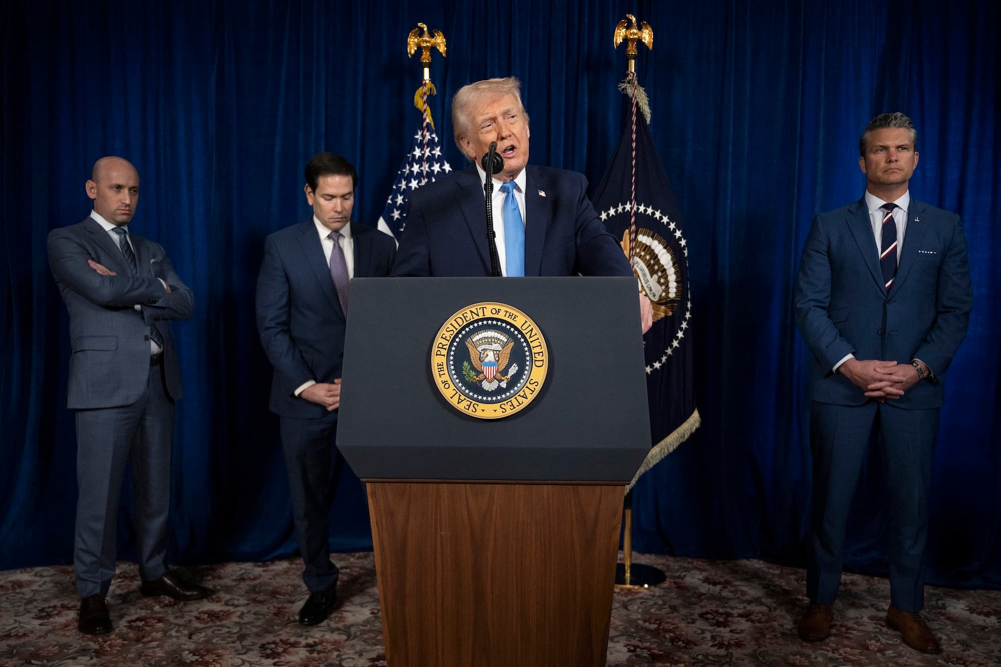 El presidente Donald Trump, junto a (de izq. a der.) el subjefe de Gabinete Stephen Miller, el secretario de Estado Marco Rubio y el secretario de Guerra Pete Hegseth, habla con la prensa tras las acciones militares estadounidenses en Venezuela, en su residencia de Mar-a-Lago en Palm Beach, Florida, el 3 de enero de 2026. (Jim Watson/AFP)