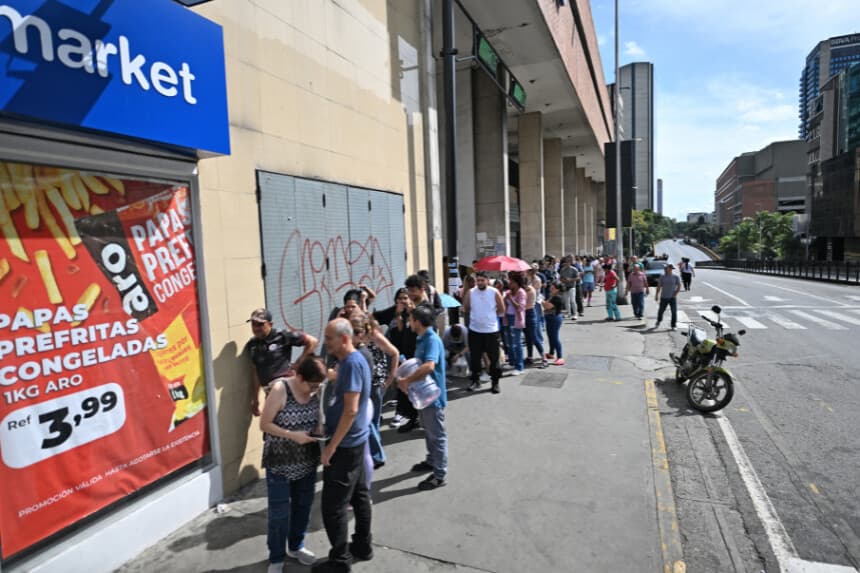 La gente hace fila fuera de un supermercado en Caracas el 3 de enero de 2026, después de que las fuerzas estadounidenses capturaran al líder venezolano Nicolás Maduro. (Juan BARRETO / AFP a través de Getty Images)