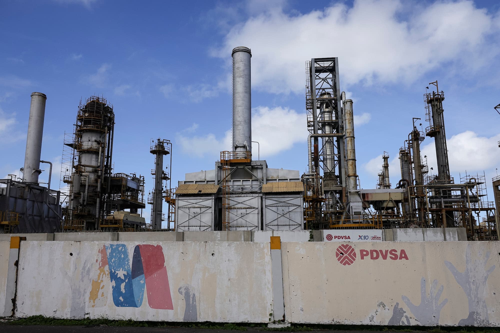 Vista general del edificio de la refinería "El Palito" en Puerto Cabello, Venezuela, el 18 de diciembre de 2025. (Jesús Vargas/Getty Images)