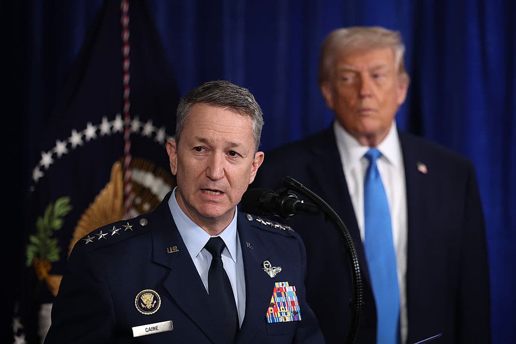 El jefe del Estado Mayor Conjunto, Dan Caine, habla en la conferencia de prensa con el presidente de Estados Unidos, Donald Trump, en Mar-a-Lago el 3 de enero de 2026 en Palm Beach, Florida. Durante el evento, el presidente Trump confirmó que el ejército estadounidense llevó a cabo un ataque a gran escala en Caracas durante la noche, que resultó en la captura del líder venezolano Nicolás Maduro y su esposa, Cilia Flores. (Foto de Joe Raedle/Getty Images)