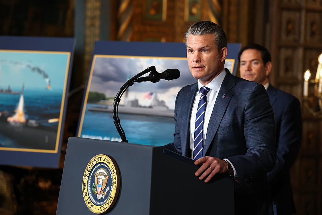 El secretario de Guerra de EE. UU., Pete Hegseth, habla junto al secretario de Estado de EE. UU., Marco Rubio, mientras el presidente estadounidense, Donald Trump, anunciaba la creación del acorazado "clase Trump" durante una declaración a los medios en su propiedad de Mar-a-Lago, en Palm Beach, Florida, el 22 de diciembre de 2025. (Tasos Katopodis/Getty Images)
