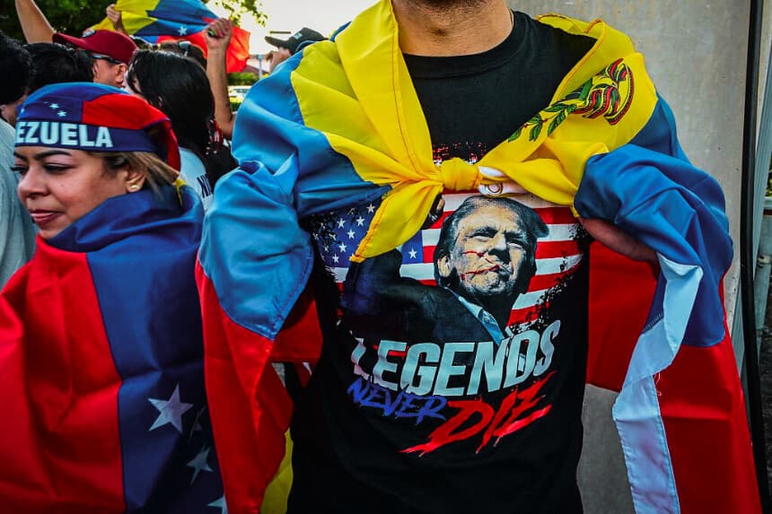 La gente reacciona a la noticia de la captura del presidente venezolano Nicolás Maduro, tras las acciones militares estadounidenses en Venezuela, en Doral, Florida, cerca de Miami, el 3 de enero de 2026. (Foto de GIORGIO VIERA / AFP a través de Getty Images)