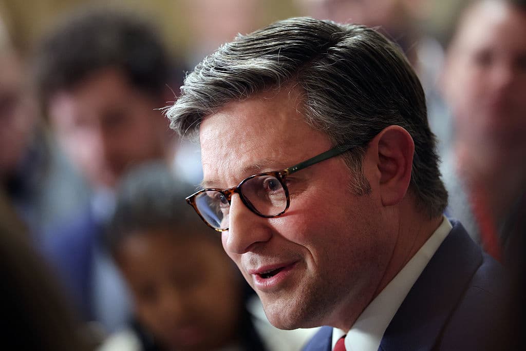 El presidente de la Cámara de Representantes de EE. UU., Mike Johnson (R-LA) habla con los medios de comunicación al salir de la Cámara de Representantes en el Capitolio de EE. UU. el 17 de diciembre de 2025 en Washington, DC. (Kevin Dietsch/Getty Images)