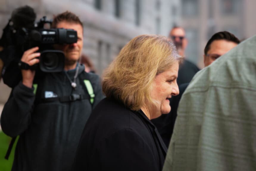 La jueza del circuito del condado de Milwaukee, Hannah Dugan, sale del Tribunal Federal el 15 de mayo de 2025 en Wisconsin. La jueza Dugan compareció ante un tribunal federal para responder a los cargos de haber ayudado a Eduardo Flores-Ruiz, un inmigrante indocumentado, a eludir la detención federal mientras comparecía en su sala el 18 de abril. (Scott Olson/Getty Images)