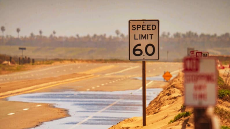 California promete “consecuencias inmediatas” a quien rebase los 160 km/h