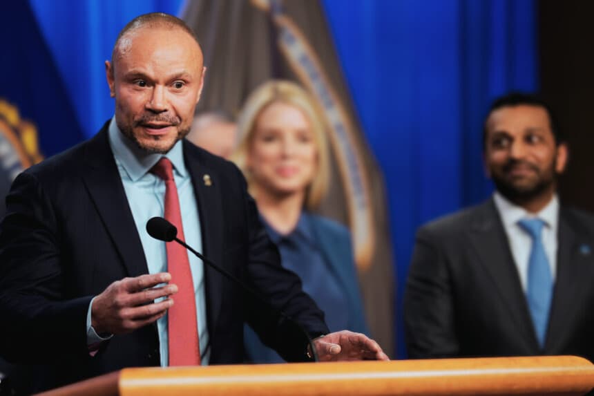 El subdirector del FBI, Dan Bongino (izquierda), acompañado por la fiscal general Pam Bondi (centro) y el director del FBI, Kash Patel (derecha), habla durante una conferencia de prensa sobre la detención de un sospechoso del atentado con bomba del 6 de enero en el Departamento de Justicia, el 4 de diciembre de 2025 en Washington, DC. (Andrew Harnik/Getty Images)