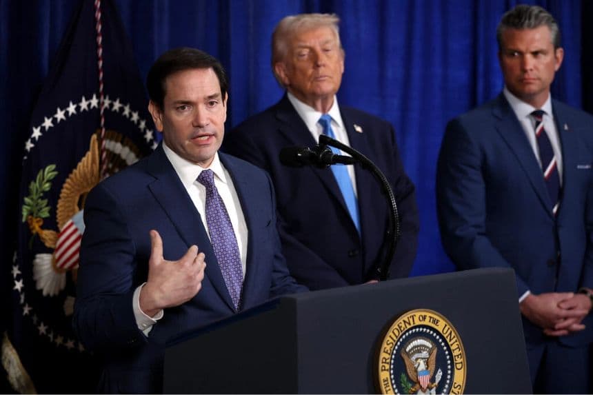 El secretario de Estado, Marco Rubio, habla durante una conferencia de prensa mientras el presidente Donald Trump y el secretario de Guerra, Pete Hegseth, escuchan en el club Mar-a-Lago en Palm Beach, Florida, el 3 de enero de 2026. (Joe Raedle/Getty Images)
