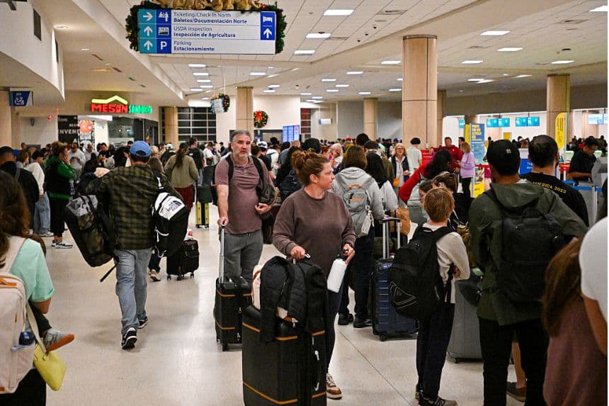 Los pasajeros esperan en el Aeropuerto Internacional Luis Muñoz Marín mientras todos los vuelos están cancelados tras la acción militar de Estados Unidos en Venezuela, el 3 de enero de 2026, en Carolina, Puerto Rico. (Miguel J. Rodríguez Carrillo/AFP vía Getty Images)